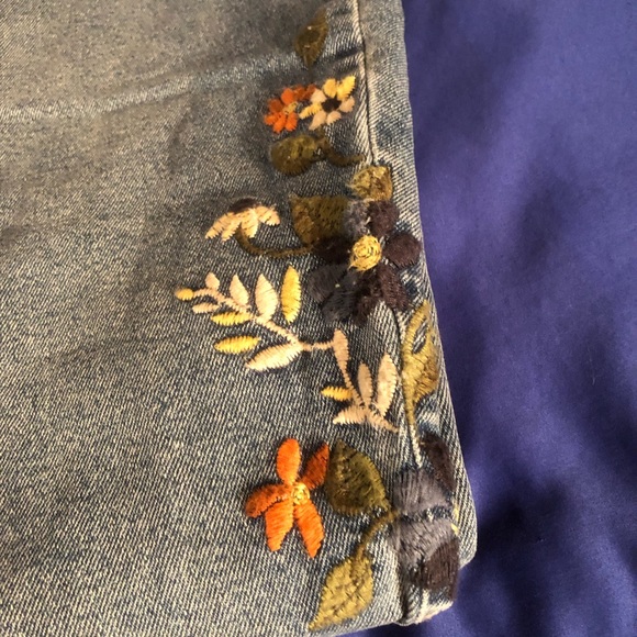 Ava & Viv Boyfriend Crop Jeans with embroidery - Picture 8 of 8